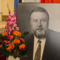 Porträt von Karl-Heinz-Hiersemann vor einem Blumenstock