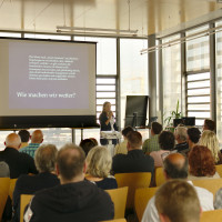 Dr. Doris Aschenbrenner bei ihrem Impulsvortrag im gut gefüllten Saal des Künsterhaus-Glausbaus.
